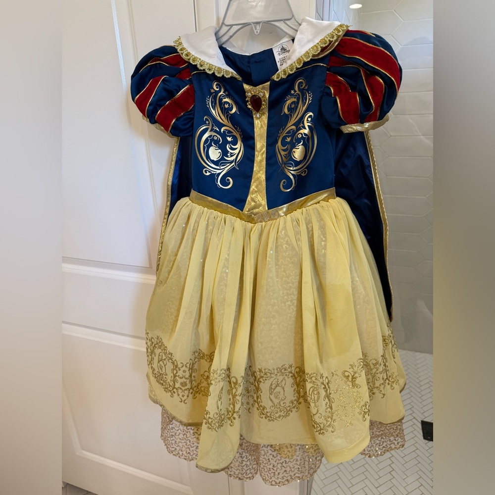 Disney Snow White Deluxe Costume, size 5/6